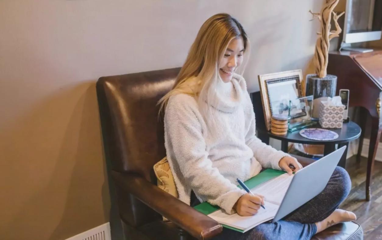 Студенти працюють над креативними проєктами в дизайн-студії