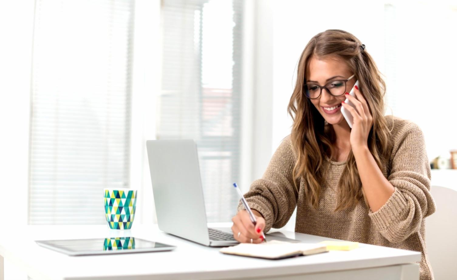 Студенти працюють над дизайн-проєктами в творчій студії